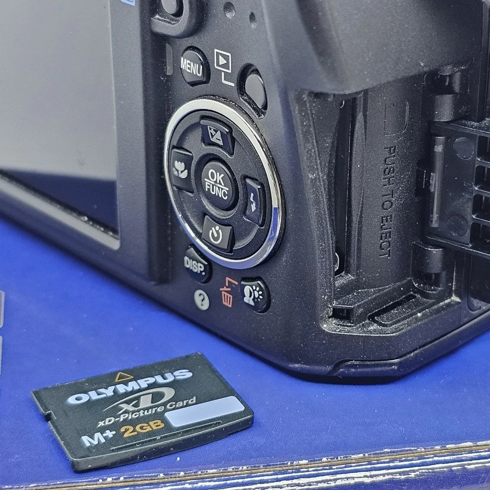 Olympus SP-590UZ 12.0MP Digital Bridge Camera Original Box w/Accessories SD